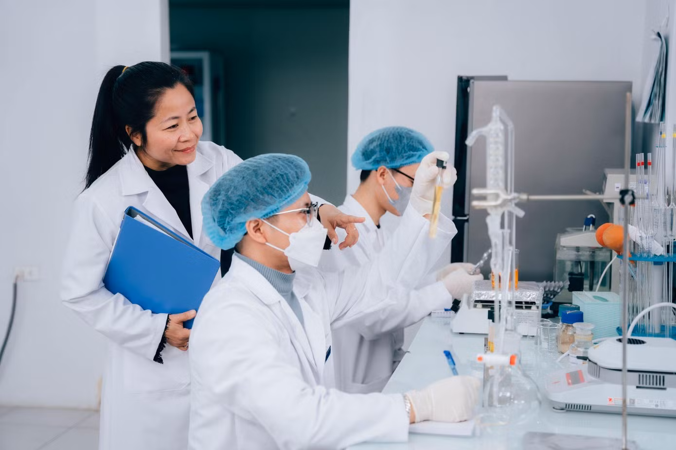 Dược sĩ Nguyệt Quế cùng đồng nghiệp tại phòng nghiên cứu và phát triển sản phẩm. Dược sĩ Nguyệt Quế cùng đồng nghiệp tại phòng nghiên cứu và phát triển sản phẩm.