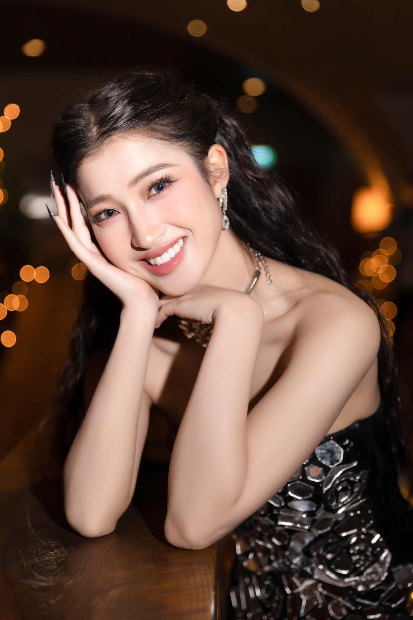 Á hậu Phương Nhi được khen ngày càng xinh đẹp.