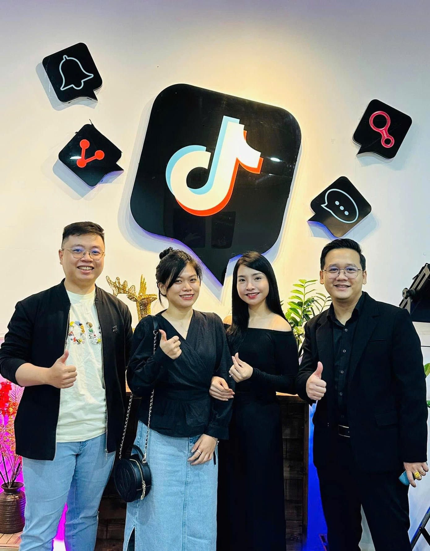 Hà Huy Sáng làm việc trực tiếp với TikTok Hà Huy Sáng làm việc trực tiếp với TikTok