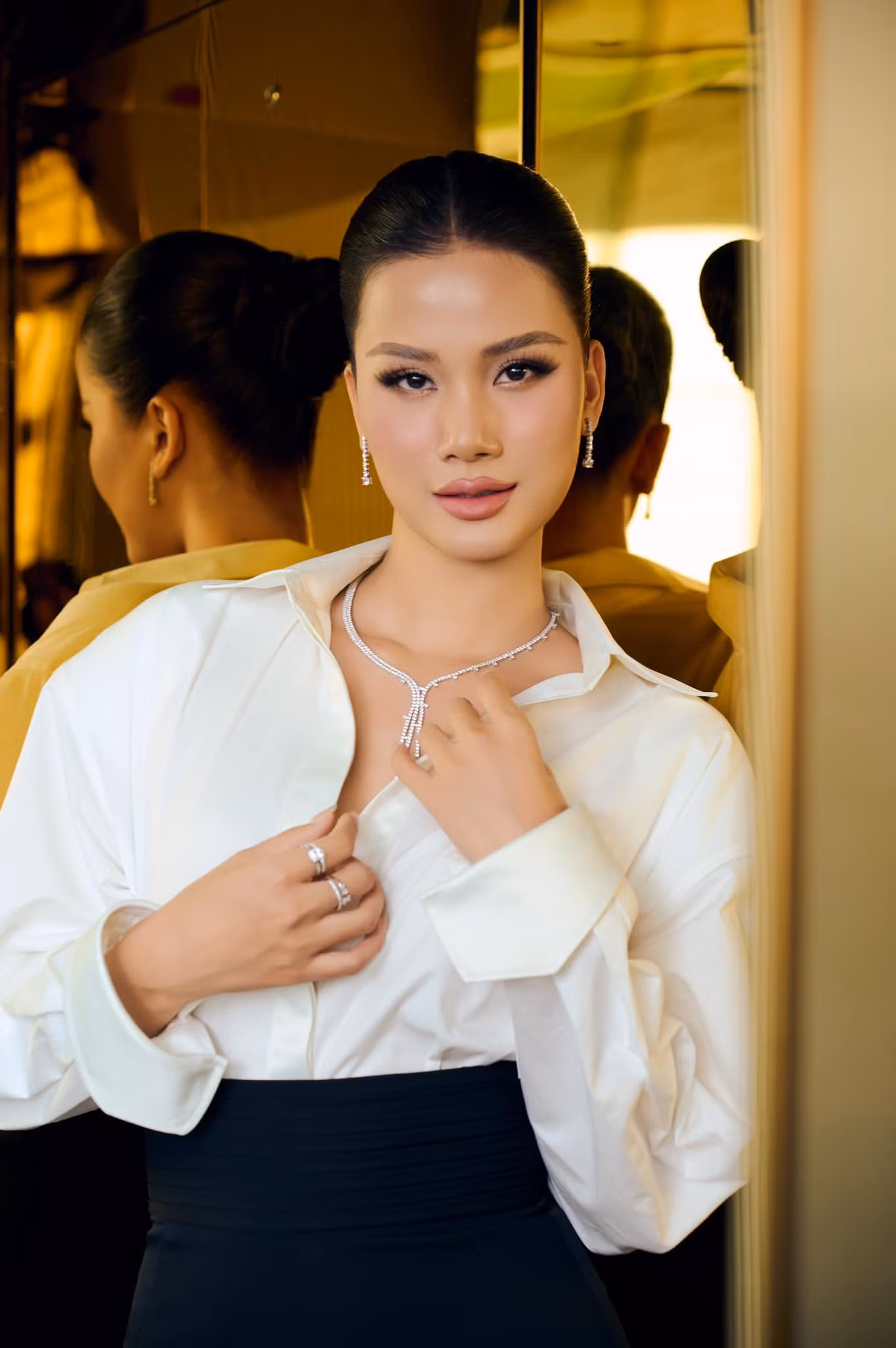 Hương Ly được nhiều người ví như "Lọ Lem phiên bản đời thực". Hương Ly được nhiều người ví như "Lọ Lem phiên bản đời thực".