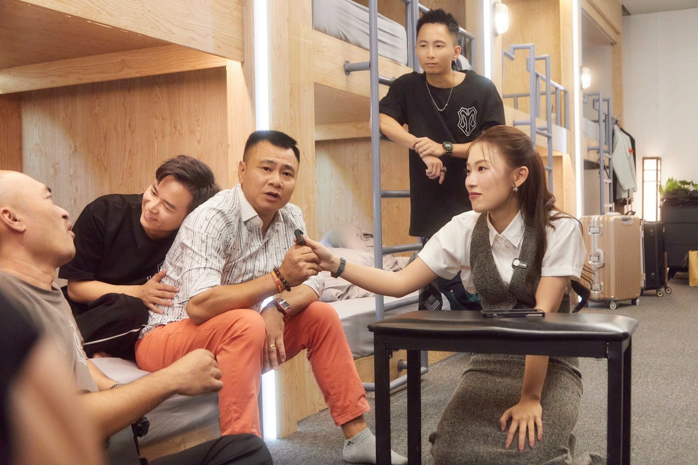 Khánh Vy vướng nhiều tranh cãi khi làm MC show Anh Trai Vượt Ngàn Chông Gai.