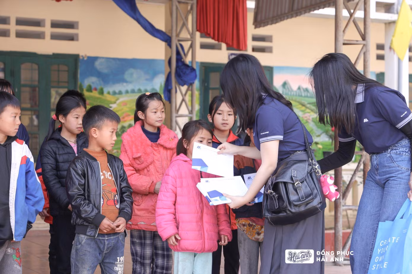 Hải Anh dành tặng hàng trăm suất học bổng đến các em nhỏ có hoàn cảnh khó khăn Hải Anh dành tặng hàng trăm suất học bổng đến các em nhỏ có hoàn cảnh khó khăn