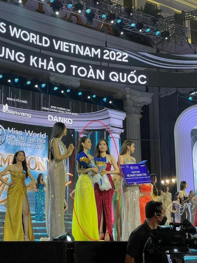 Tư thế đứng kỳ lạ của Nam Em Tư thế đứng kỳ lạ của Nam Em