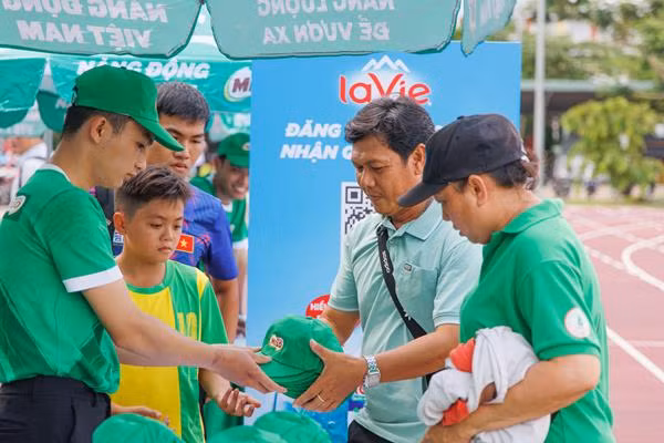 Nhằm mang đến sân chơi thể thao đa dạng và rèn luyện ý chí bền bỉ cho các em học sinh, Nestlé MILO đã hỗ trợ 40 bộ khung thành, 10.000 trái bóng, 24.000 bộ đồng phục thi đấu đã được Nestlé MILO trao tặng cho nhiều. Nhằm mang đến sân chơi thể thao đa dạng và rèn luyện ý chí bền bỉ cho các em học sinh, Nestlé MILO đã hỗ trợ 40 bộ khung thành, 10.000 trái bóng, 24.000 bộ đồng phục thi đấu đã được Nestlé MILO trao tặng cho nhiều.