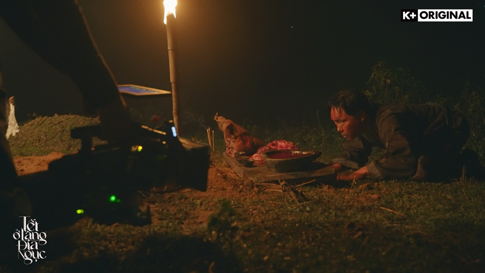 Đoàn phim phải làm việc trong điều kiện vất vả. Đoàn phim phải làm việc trong điều kiện vất vả.