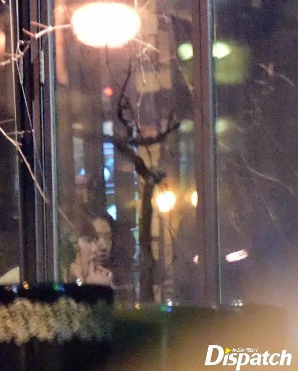 Park Shin Hye và Lee Jong Suk bị bắt gặp đi chơi với bạn bè. Park Shin Hye và Lee Jong Suk bị bắt gặp đi chơi với bạn bè.