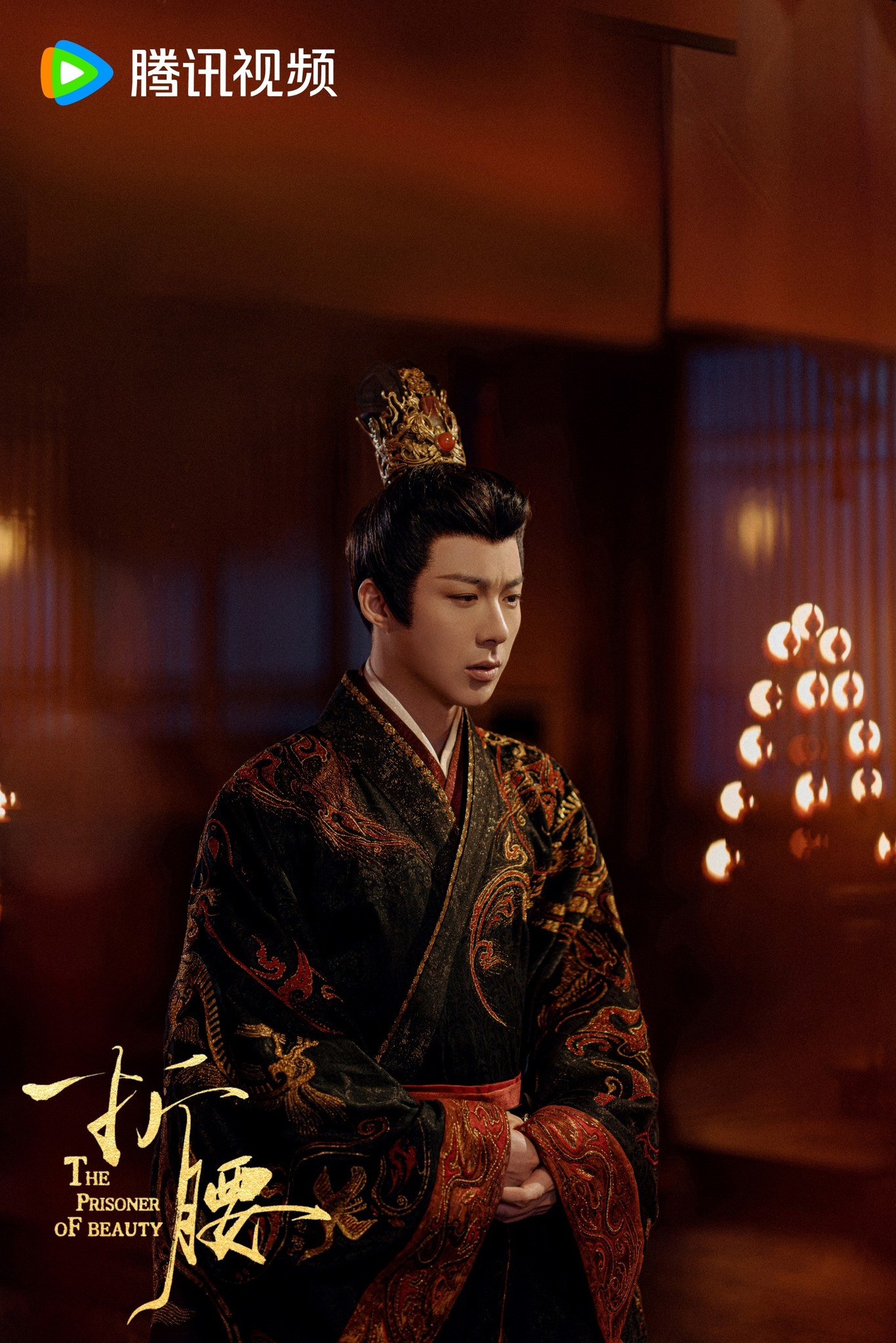 Tạo hình của Lưu Vũ Ninh trong Khom Lưng (trái) và Thư Quyển Nhất Mộng (phải).