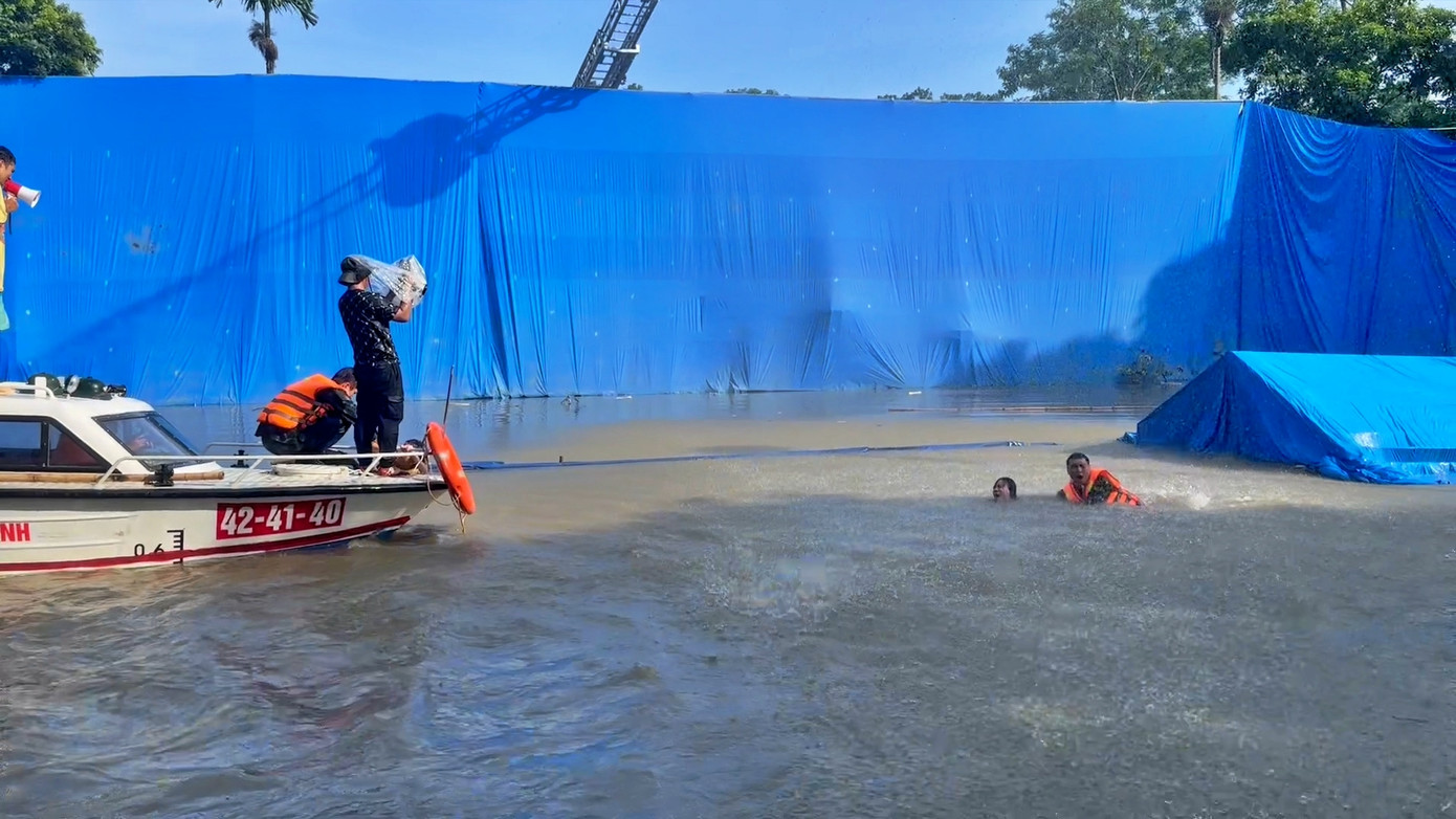 Đoàn làm phim rất đầu tư cho bối cảnh. Đoàn làm phim rất đầu tư cho bối cảnh.