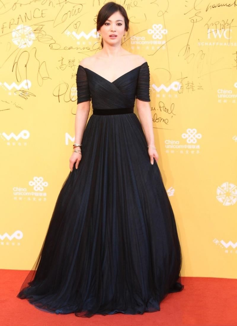 Trên thảm đỏ thì lộng lẫy như bà hoàng.