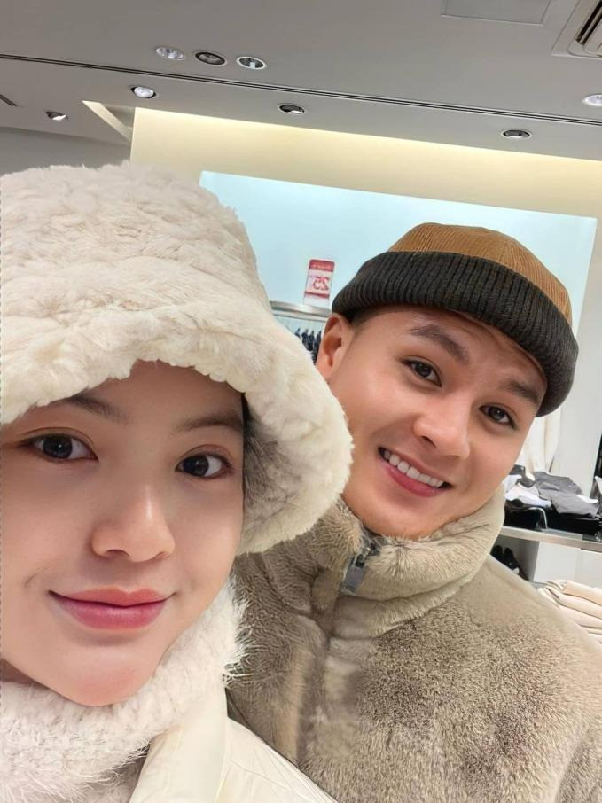 Quang Hải thường xuyên đưa vợ đi mua sắm. Quang Hải thường xuyên đưa vợ đi mua sắm.