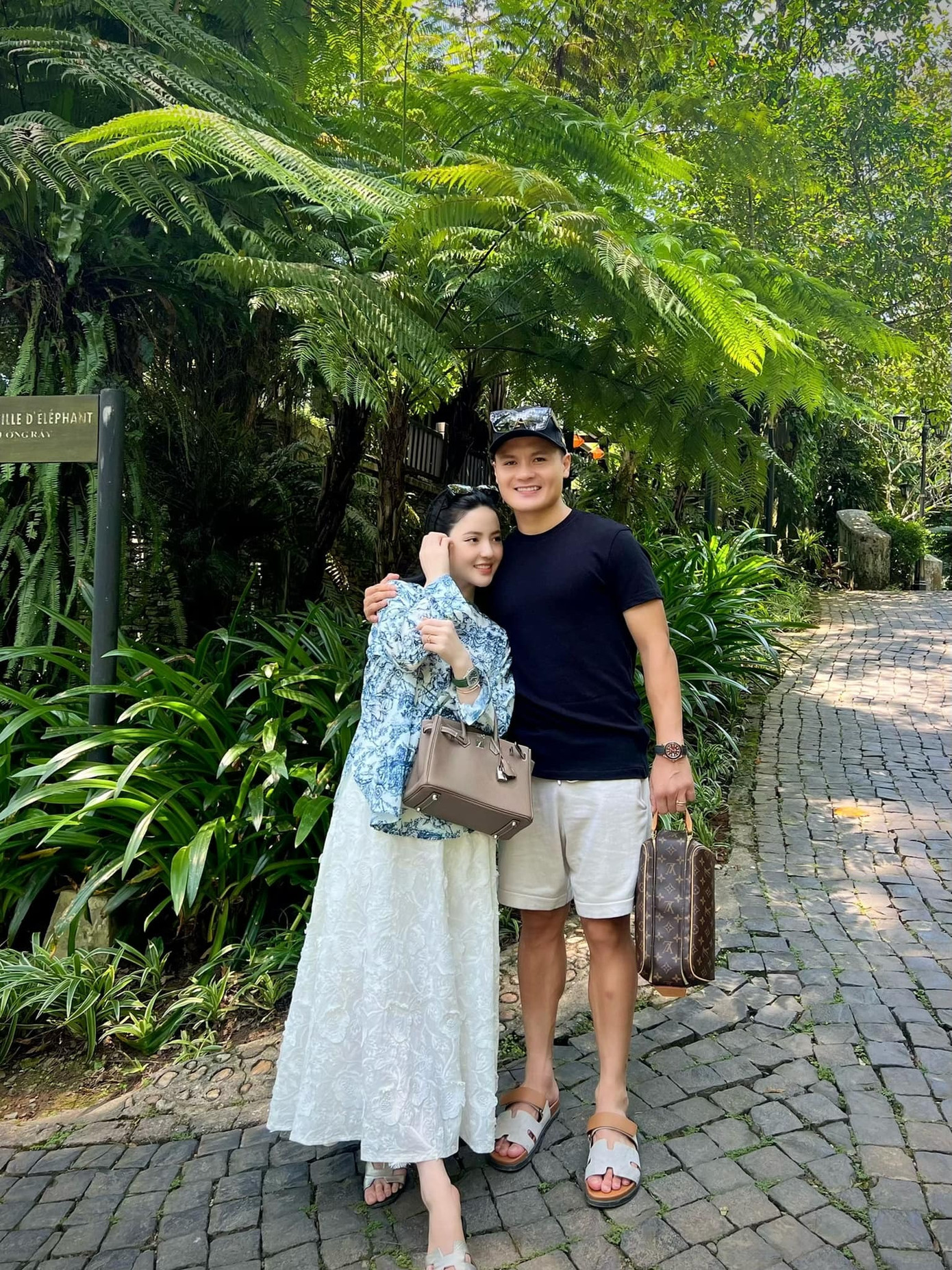 Chàng cầu thủ ngày càng chăm sóc vợ rất tinh tế khéo léo. Chàng cầu thủ ngày càng chăm sóc vợ rất tinh tế khéo léo.