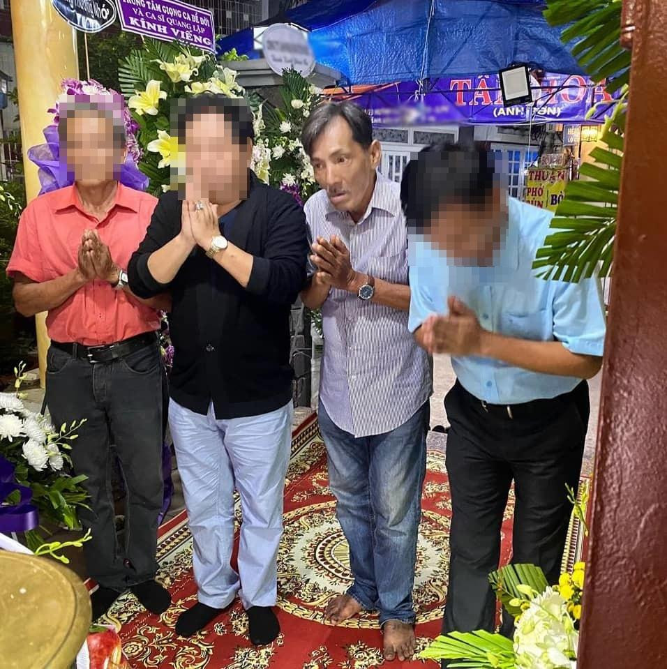 Nghệ sĩ Thương Tín có phần gầy gò trong những bức ảnh chụp gần đây