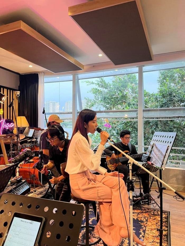 Nam Em đang chăm chỉ thu âm nên có lẽ vì vậy không còn thời gian livestream.