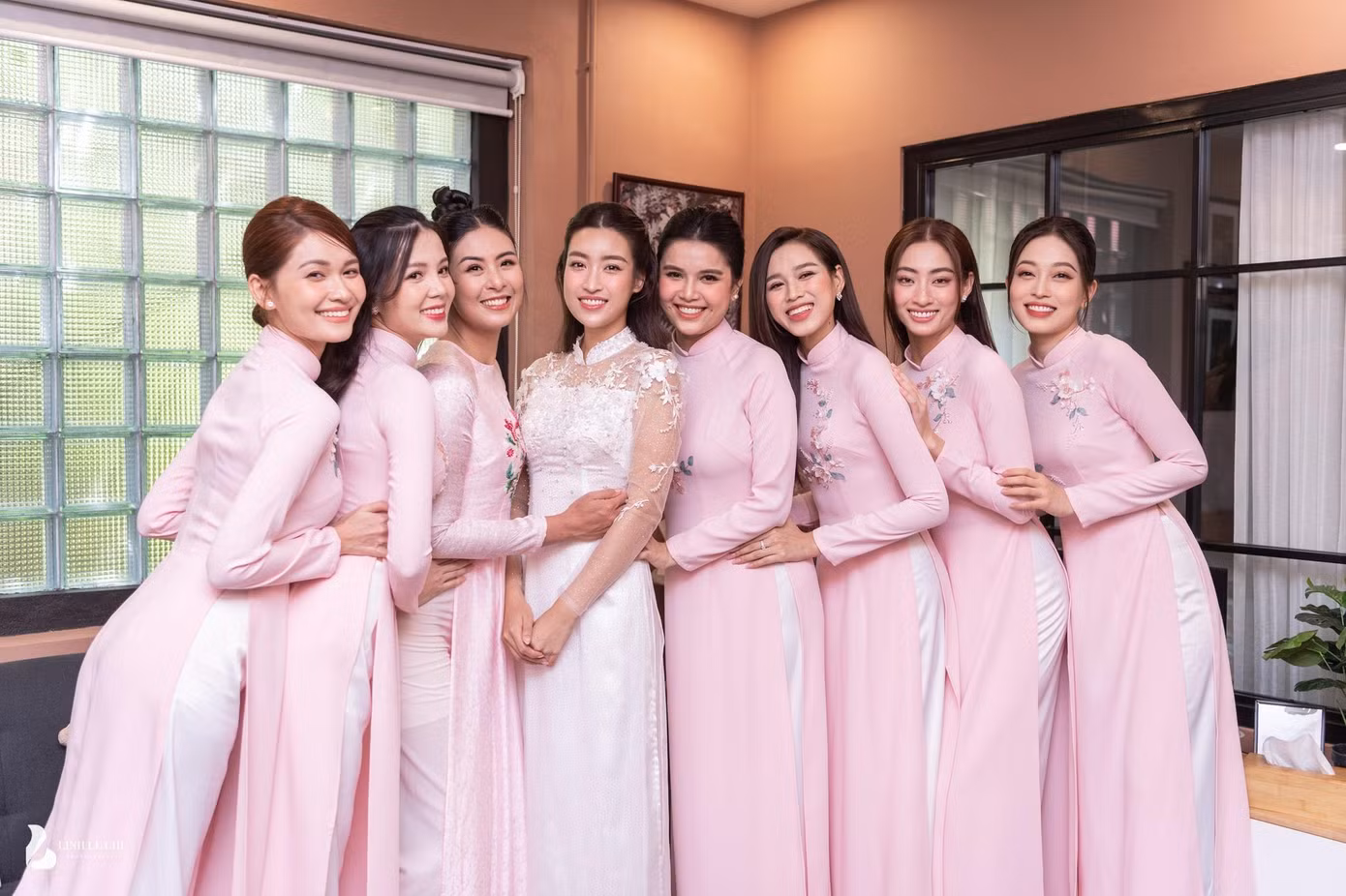 Nàng hậu đã thiết kế áo dài cho đám hỏi của Hoa hậu Đỗ Mỹ Linh, Á hậu Phương Nga. Nàng hậu đã thiết kế áo dài cho đám hỏi của Hoa hậu Đỗ Mỹ Linh, Á hậu Phương Nga.
