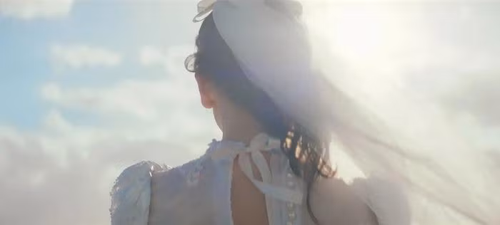 Hari Won mặc váy cưới trong MV mới