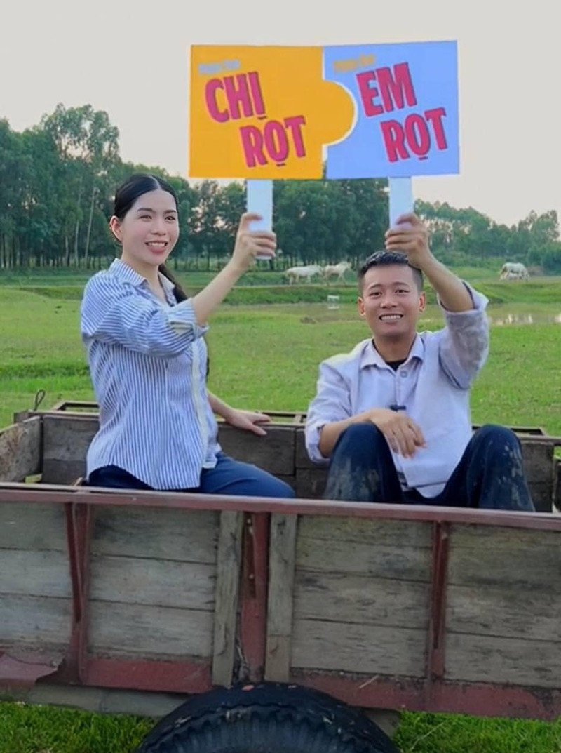 Hai người gọi nhau là "chị rọt, em rọt", chỉ là chị em bạn bè đơn thuần. Hai người gọi nhau là "chị rọt, em rọt", chỉ là chị em bạn bè đơn thuần.