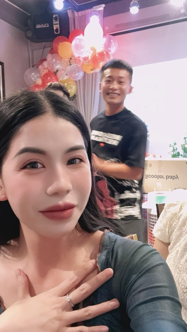 Hằng Du Mục và Quang Linh có một số lần làm việc chung để livestream bán hàng. Hằng Du Mục và Quang Linh có một số lần làm việc chung để livestream bán hàng.