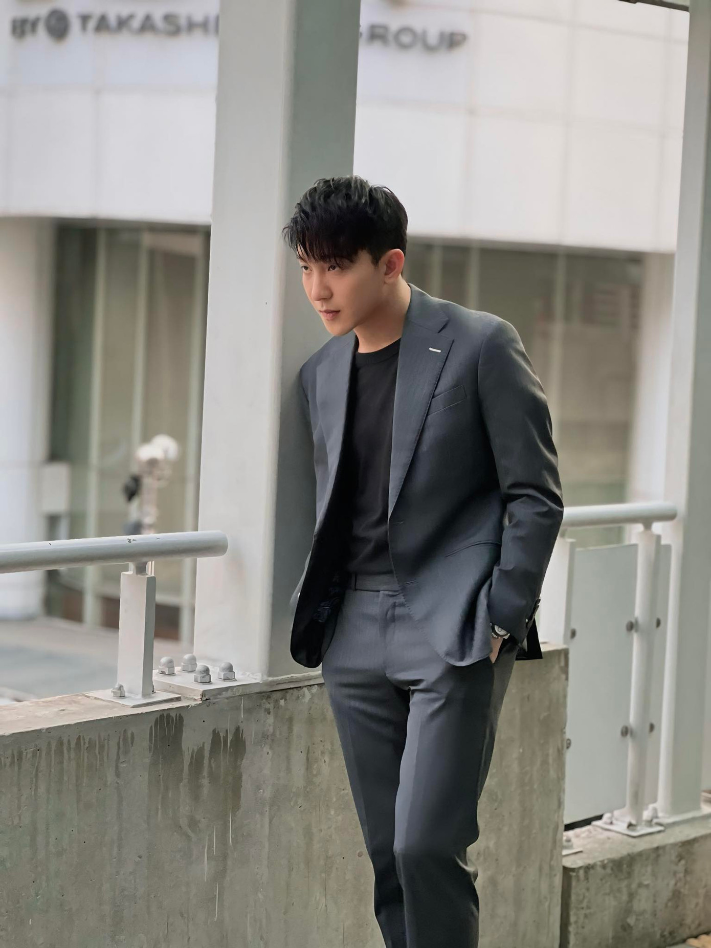 B Trần rất có thần thái tổng tài.