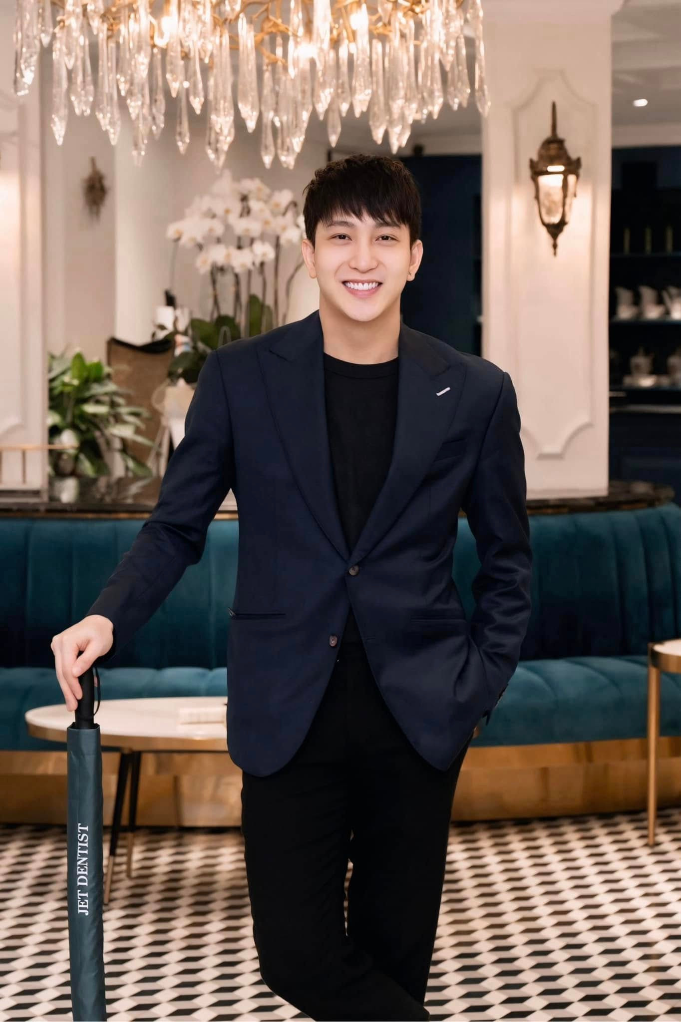 B Trần rất có thần thái tổng tài.