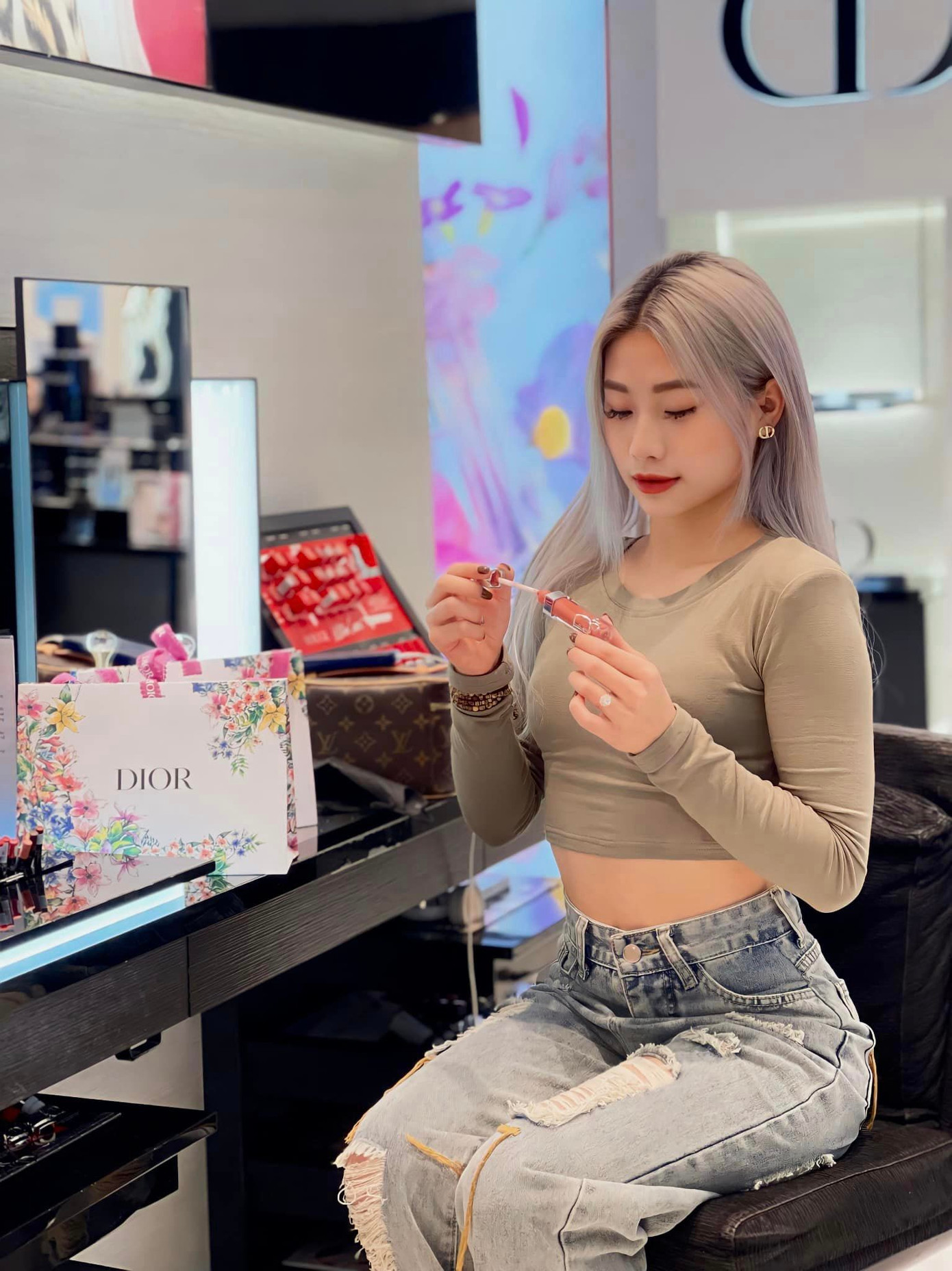 Louis Phạm nổi tiếng thời gian gần đây bởi cuộc sống sang chảnh nhưng đầy thị phi. Louis Phạm nổi tiếng thời gian gần đây bởi cuộc sống sang chảnh nhưng đầy thị phi.