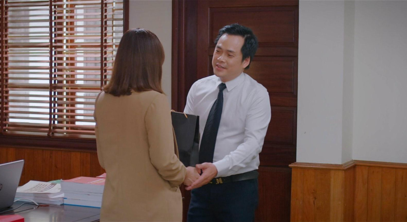 Cô gặp rắc rối ở chỗ làm mới khi bị sếp "để ý"