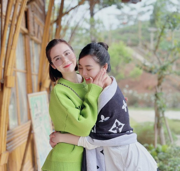 Huyền Lizzie và Quỳnh Kook đóng vai bạn thân của nhau. Huyền Lizzie và Quỳnh Kook đóng vai bạn thân của nhau.