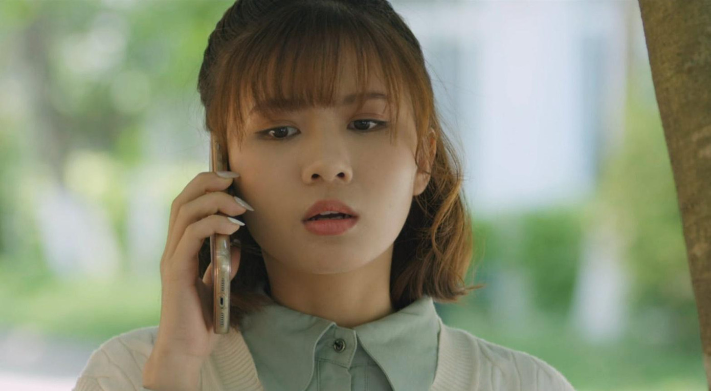 Nhân vật Mai Anh luôn làm móng chỉn chu suốt cả phim Nhân vật Mai Anh luôn làm móng chỉn chu suốt cả phim