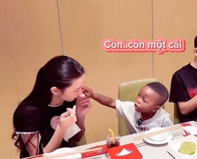 Cậu nhóc còn muốn lau hết đồ trang điểm của nàng hậu. Cậu nhóc còn muốn lau hết đồ trang điểm của nàng hậu.