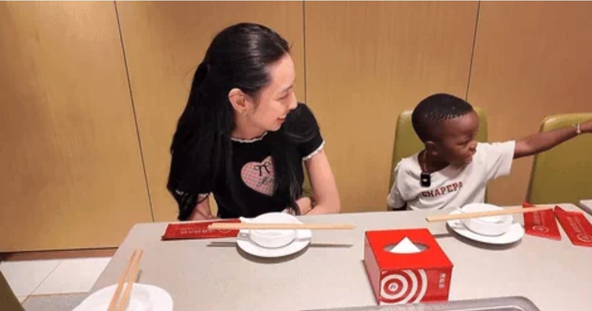 Và còn chỉ ngay về phía người ấy. Và còn chỉ ngay về phía người ấy.