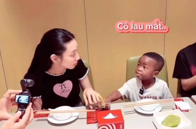 Cậu nhóc còn muốn lau hết đồ trang điểm của nàng hậu. Cậu nhóc còn muốn lau hết đồ trang điểm của nàng hậu.