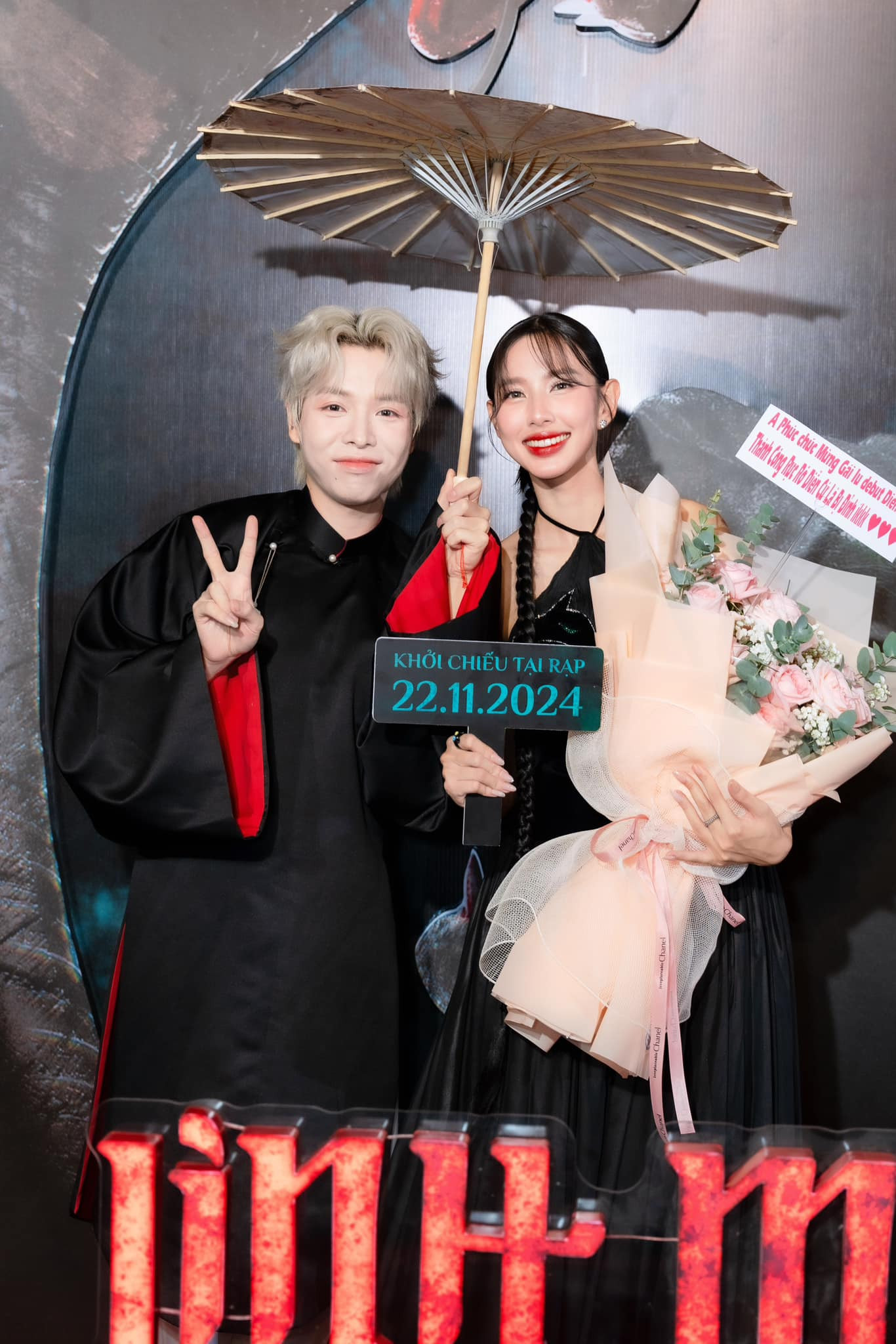 Nàng hậu vui vẻ chụp cùng nhiều chàng trai mà không có Quang Linh.