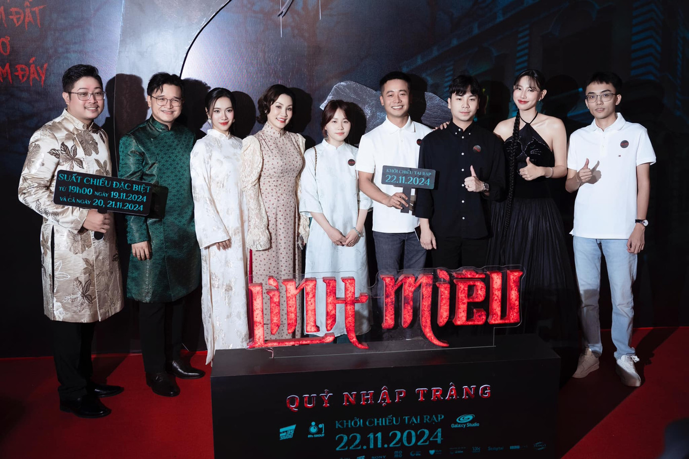 Team châu Phi đến chúc mừng Thùy Tiên có vai diễn đầu tiên.