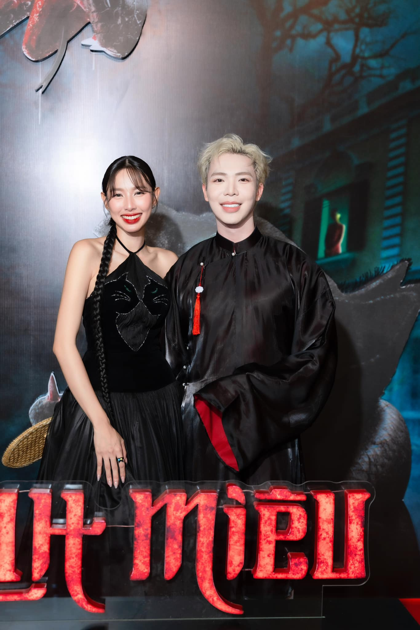 Nàng hậu vui vẻ chụp cùng nhiều chàng trai mà không có Quang Linh.