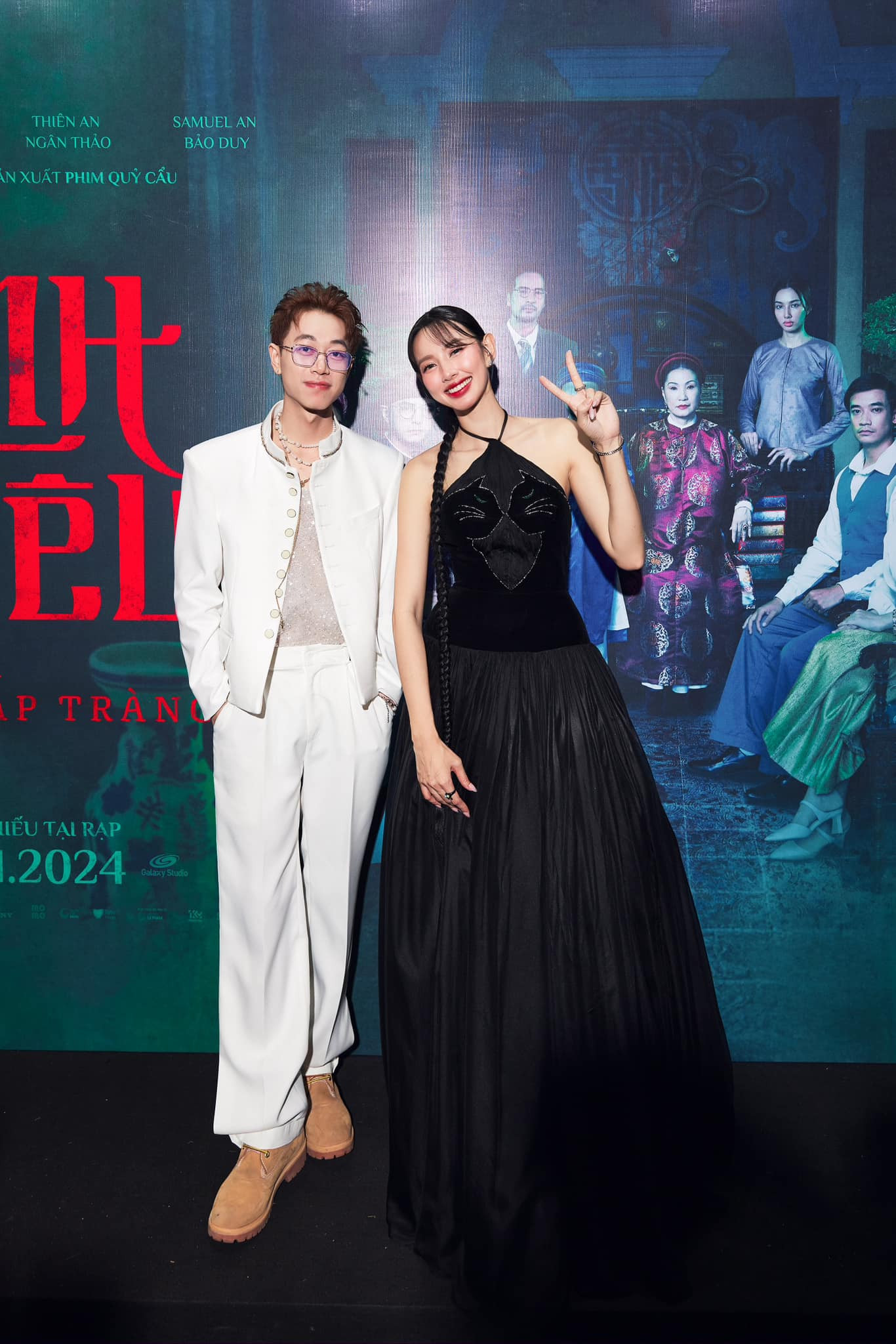 Nàng hậu vui vẻ chụp cùng nhiều chàng trai mà không có Quang Linh.