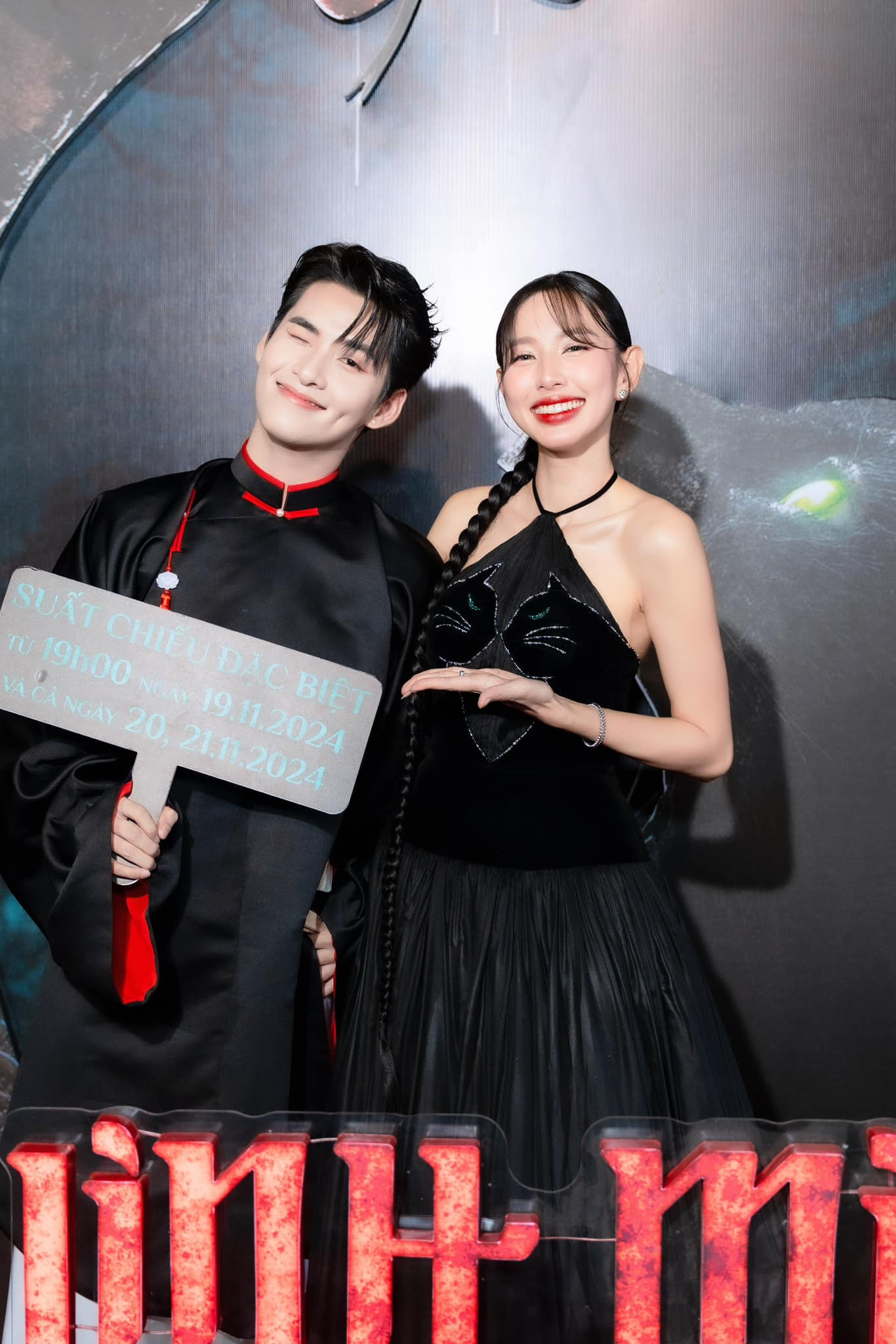 Nàng hậu vui vẻ chụp cùng nhiều chàng trai mà không có Quang Linh.