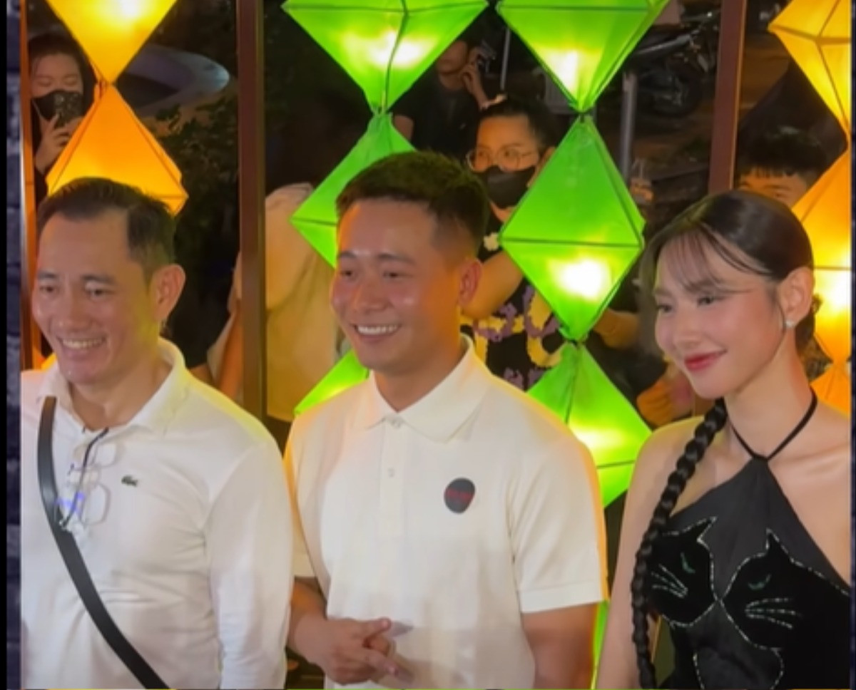 Thực tế cũng có lúc Thùy Tiên đứng cạnh Quang Linh để chụp ảnh.