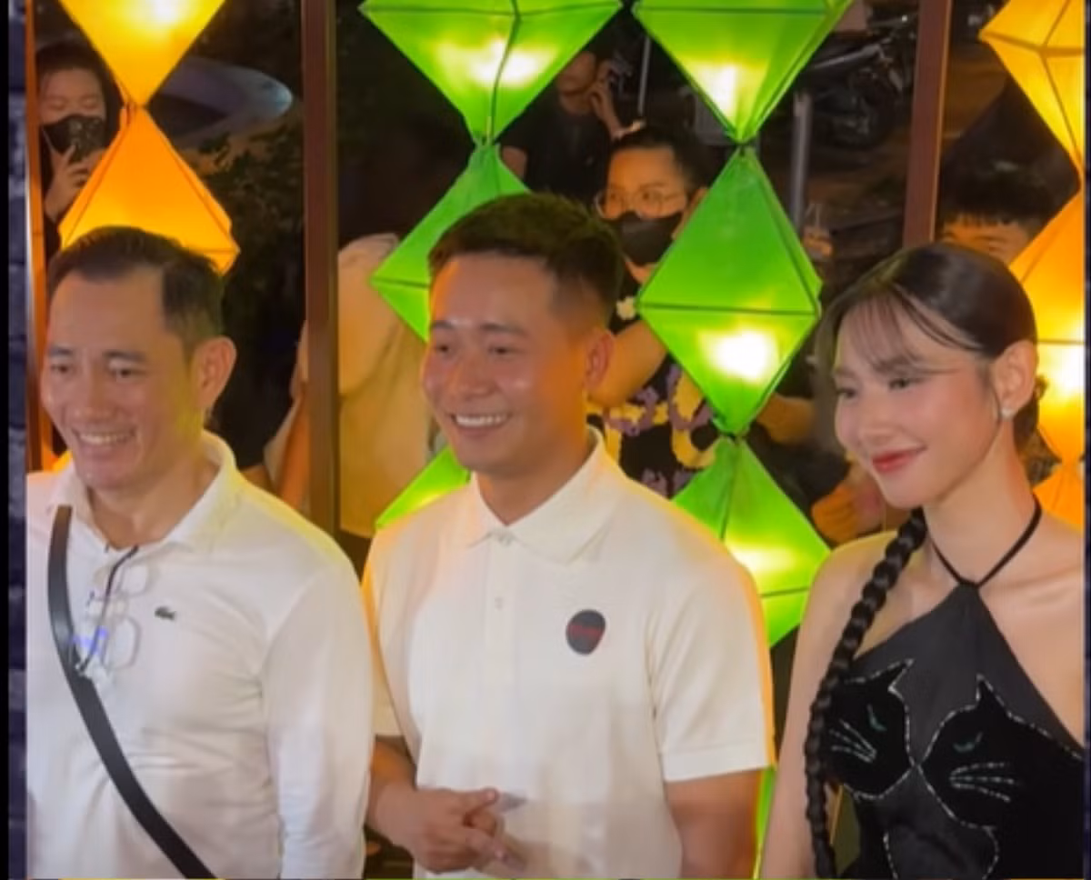 Thực tế cũng có lúc Thùy Tiên đứng cạnh Quang Linh để chụp ảnh.