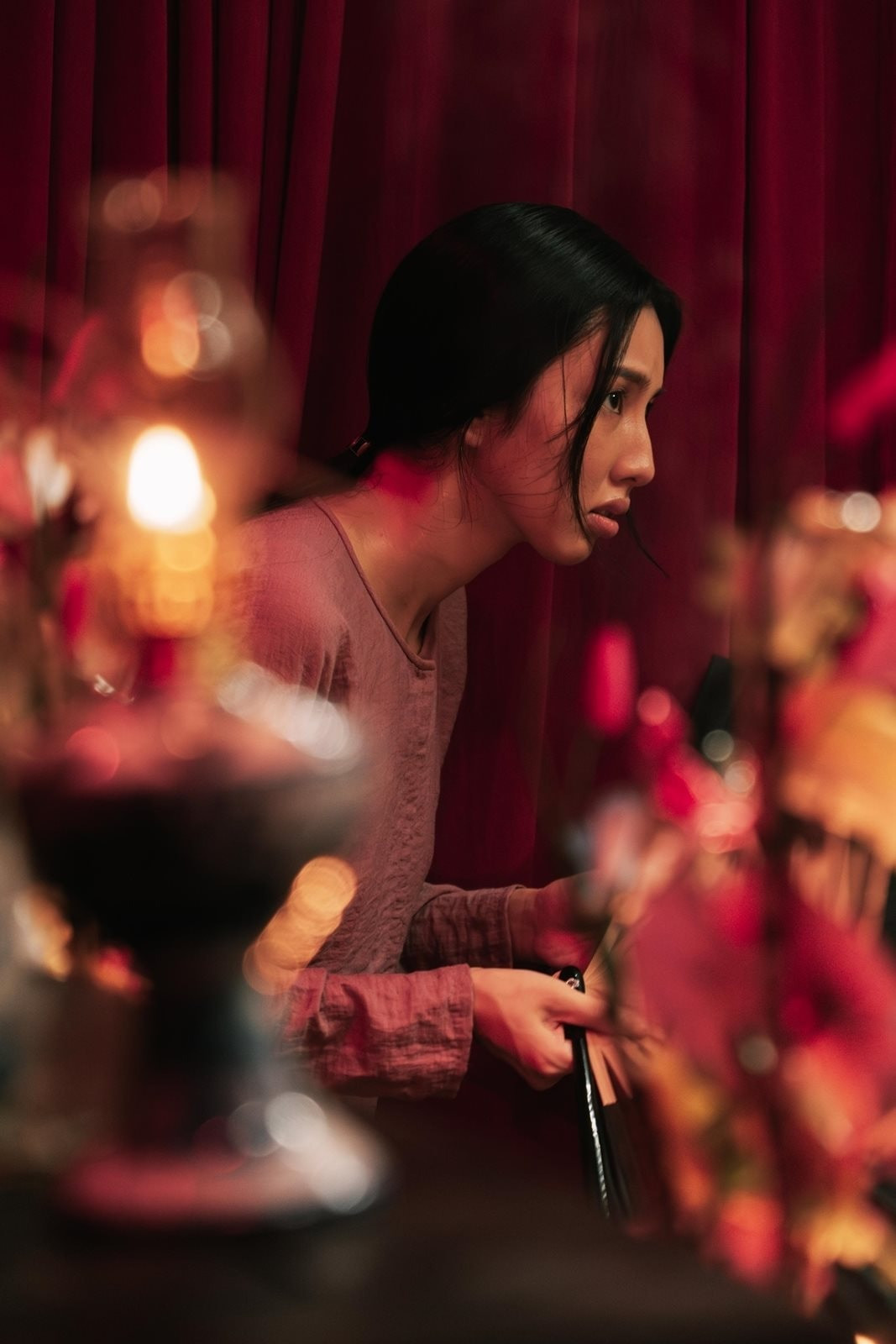 Cô hầu Phượng hóa ra rất liên quan đến đường dây câu chuyện. Cô hầu Phượng hóa ra rất liên quan đến đường dây câu chuyện.