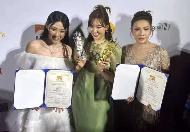 Hari Won đi nhận giải thưởng điện ảnh thay chồng.