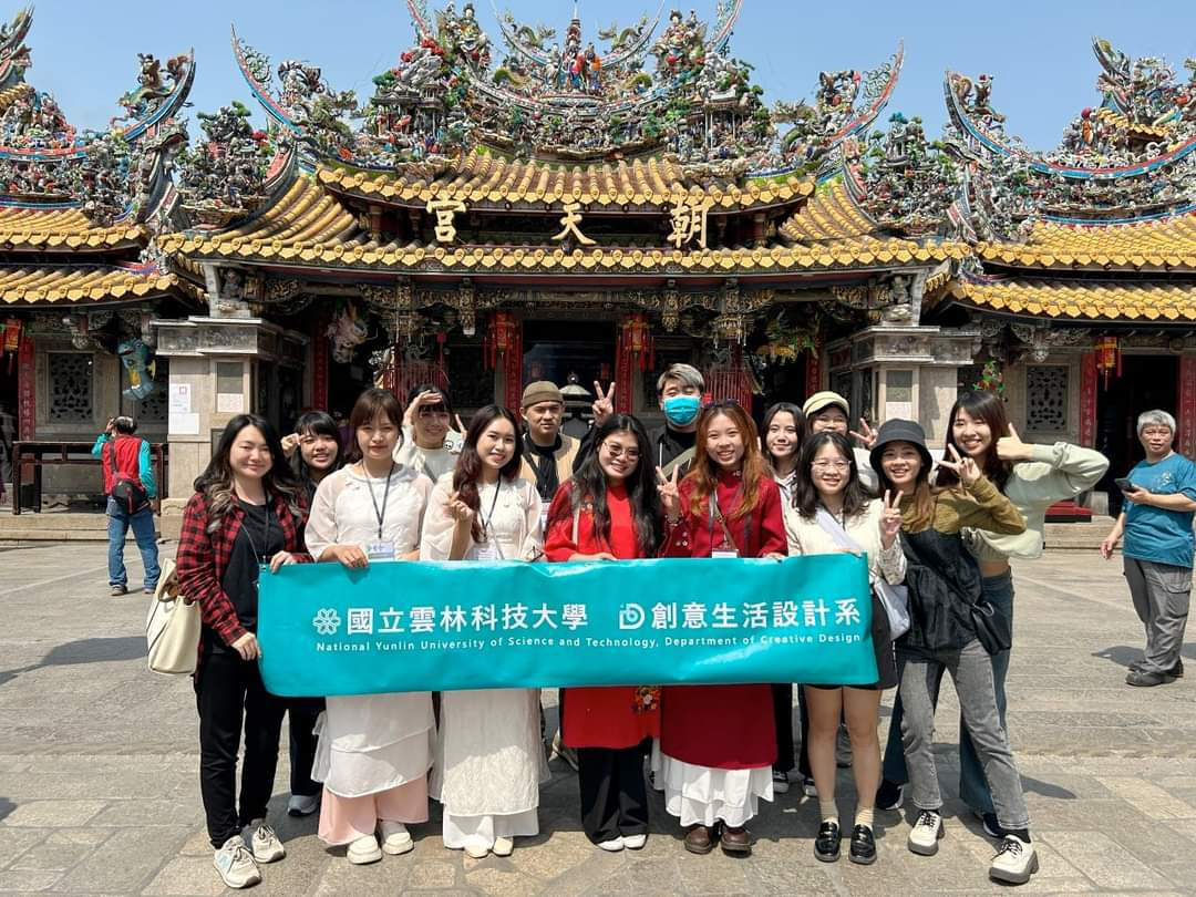 Các bạn có nhiều cơ hội giao lưu, trao đổi với sinh viên quốc tế. Các bạn có nhiều cơ hội giao lưu, trao đổi với sinh viên quốc tế.