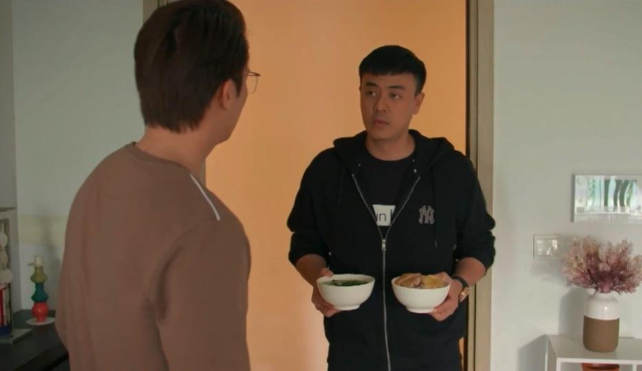 Tuấn Tú thành ông nội trợ