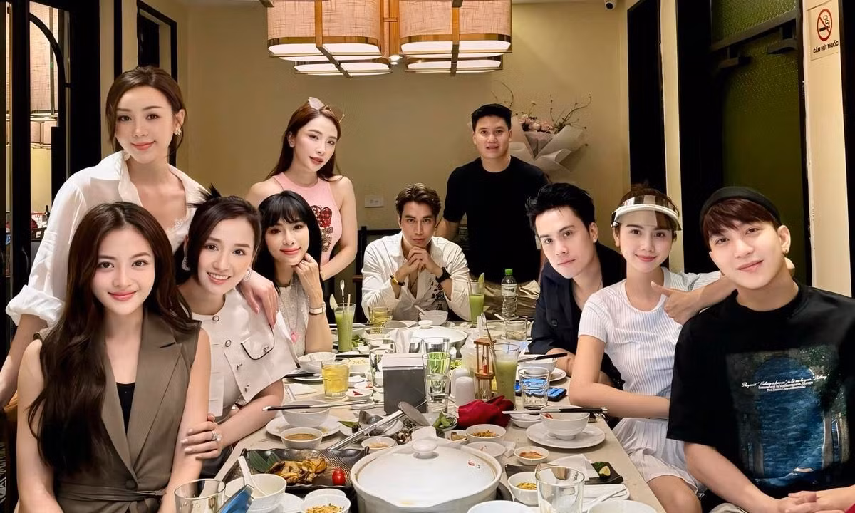 Có tới hai cặp đôi tin đồn trong bức ảnh này.