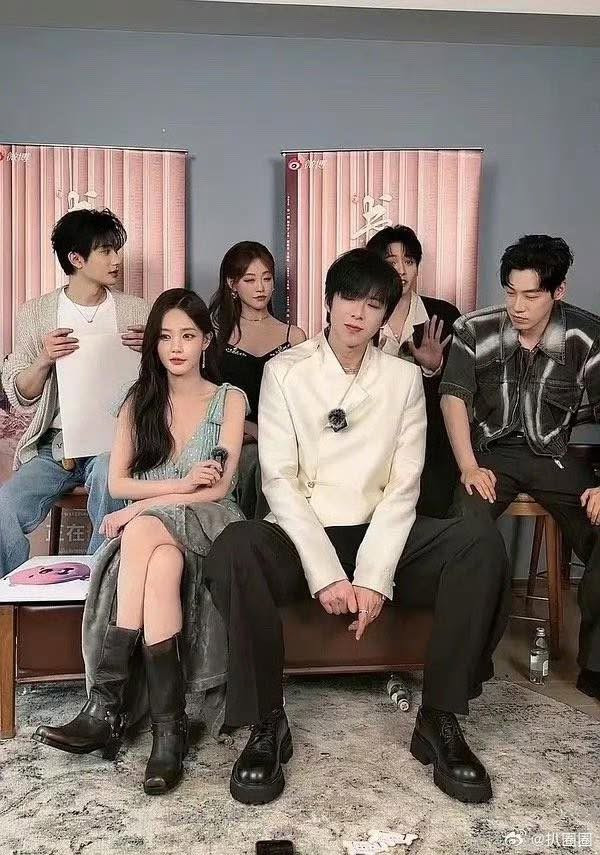 Nam diễn viên bị soi dáng ngồi trong sự kiện gần đây.