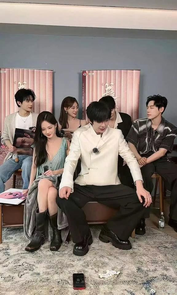 Nam diễn viên bị soi dáng ngồi trong sự kiện gần đây.