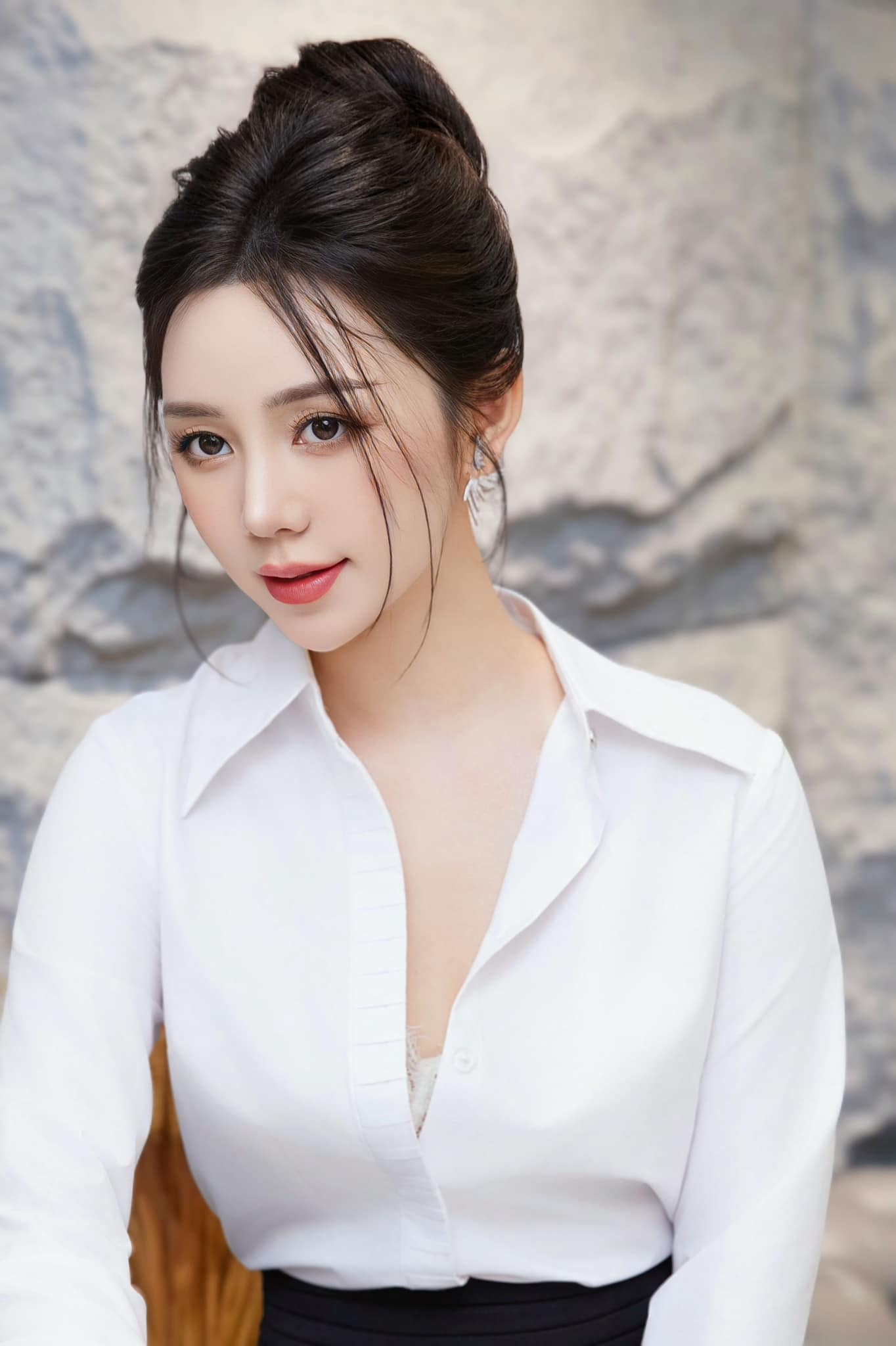 Nữ diễn viên chưa từng công khai hẹn hò với ai. Nữ diễn viên chưa từng công khai hẹn hò với ai.