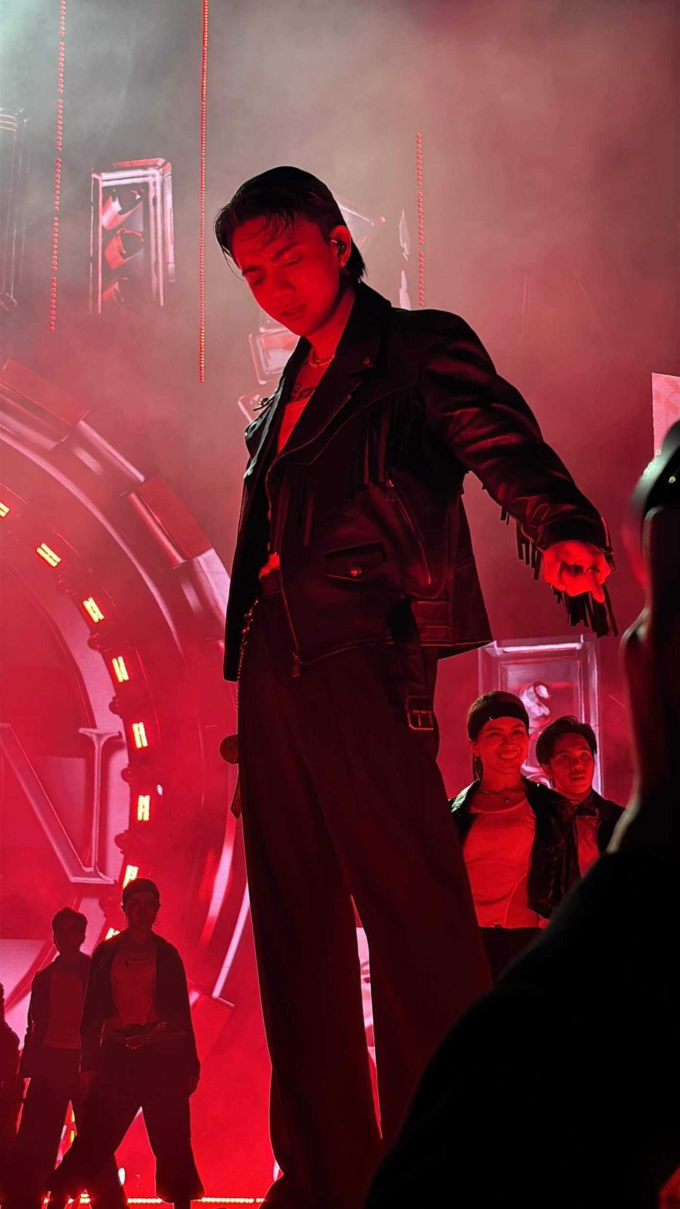 SOOBIN cực ngầu trong set đồ đen.