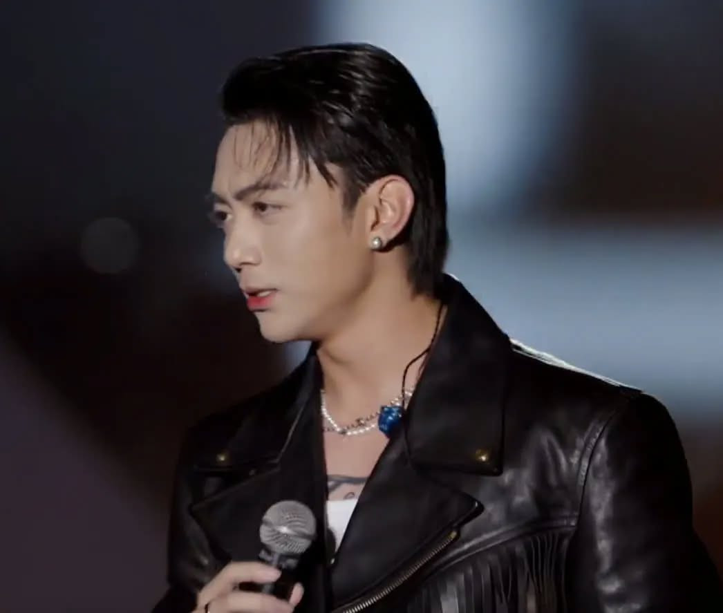 Netizen đang chờ SOOBIN lên tiếng xác nhận anh có mặc sai dress code hay không?