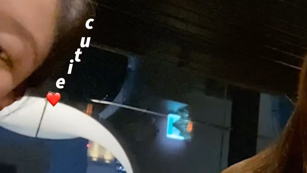 Jennie chỉ ló chút xíu vào khung hình mà thôi