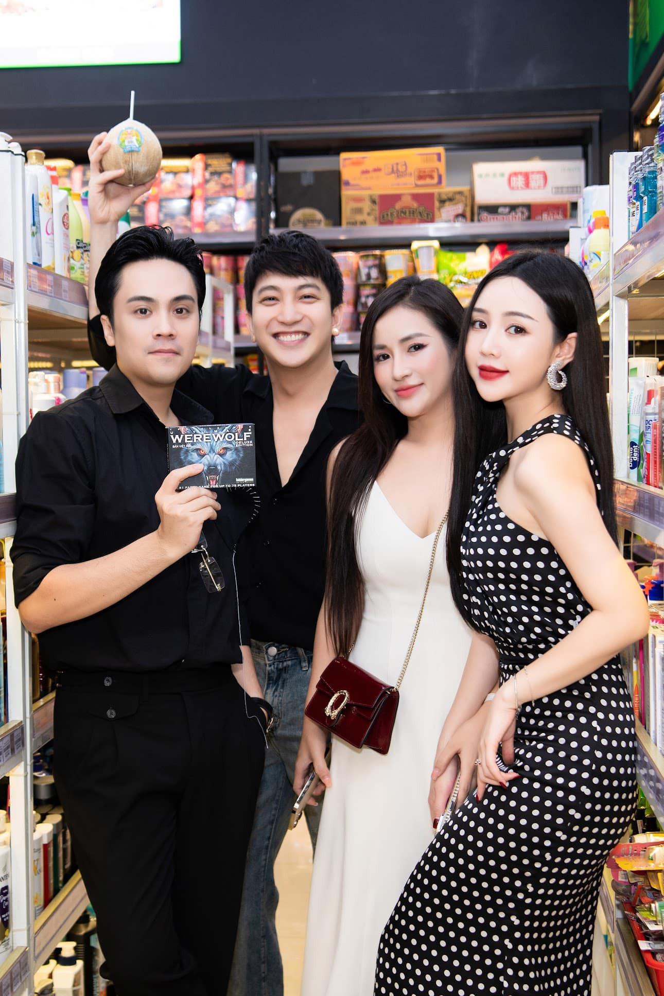 Quỳnh Kool - B Trần thường gặp gỡ nhóm bạn thân thiết. Quỳnh Kool - B Trần thường gặp gỡ nhóm bạn thân thiết.