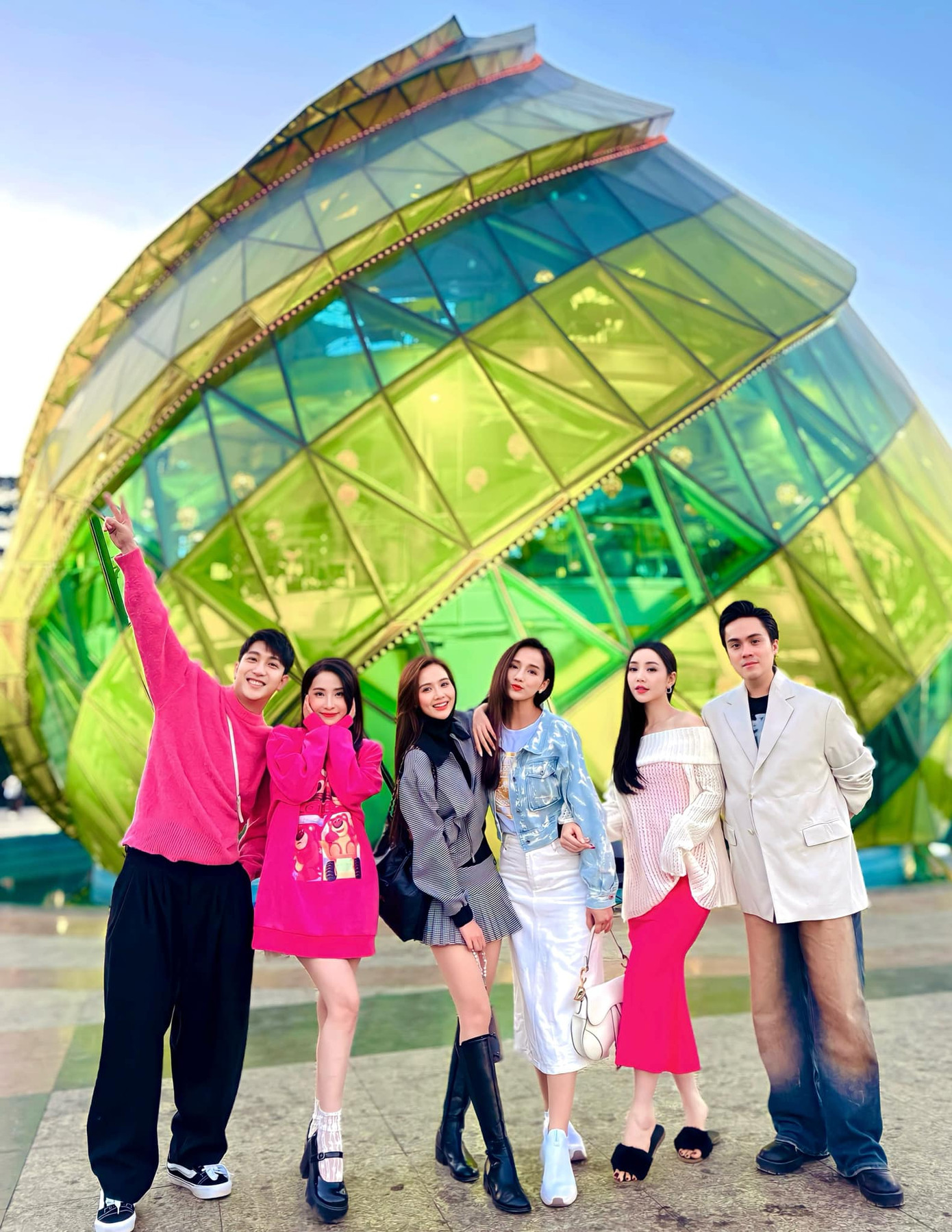 Nhóm bạn đình đám của vũ trụ phim VTV. Nhóm bạn đình đám của vũ trụ phim VTV.